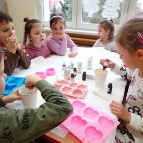 „Sówki” przygotowują prezenty dla Babci i Dziadka